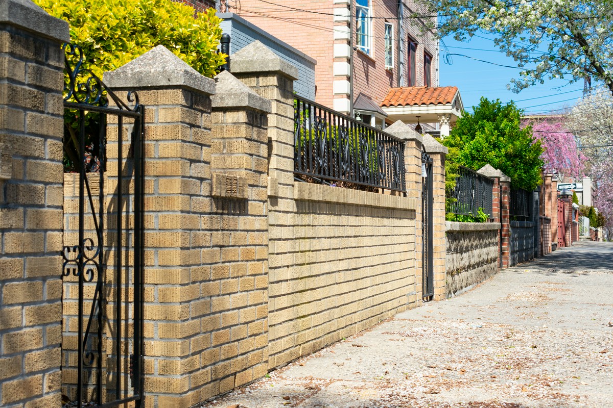 murowane ogrodzenie